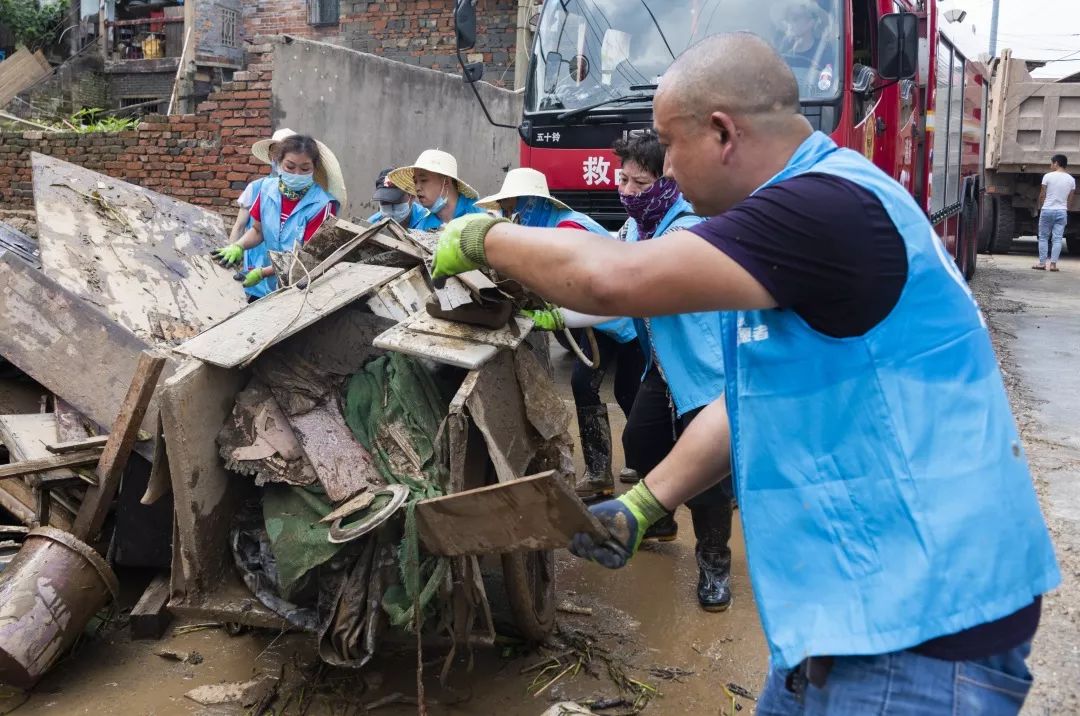 晚报志愿者抗灾记录：在泥泞的灾区里那一抹最耀眼的“志愿蓝”