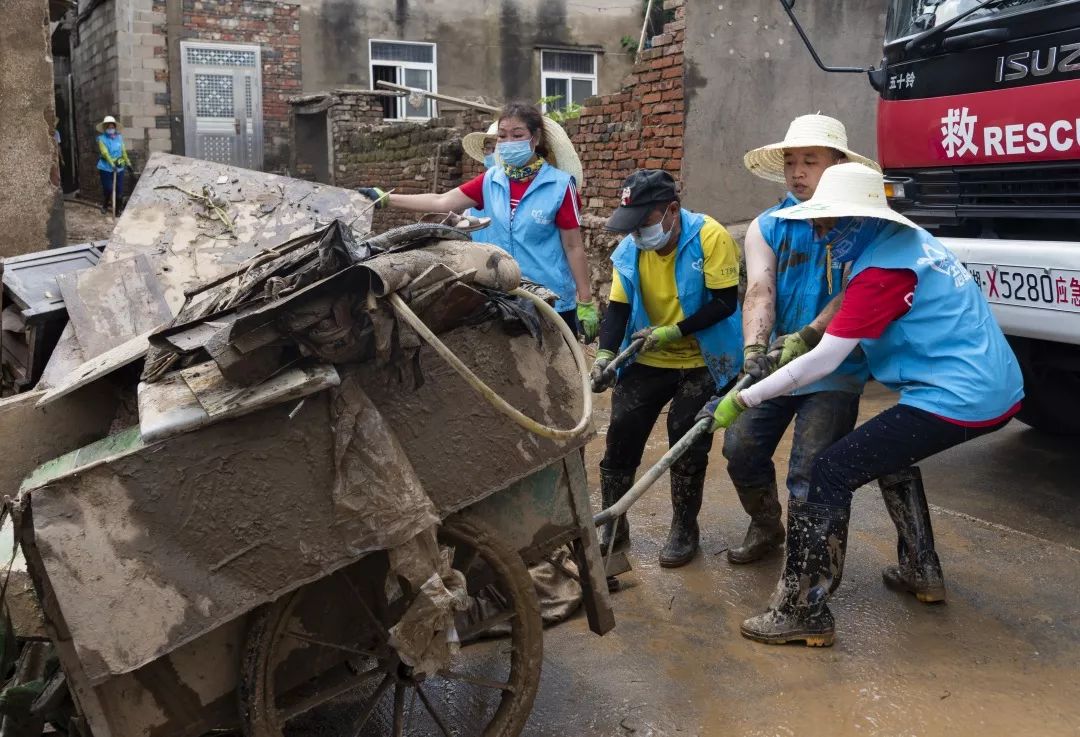 晚报志愿者抗灾记录：在泥泞的灾区里那一抹最耀眼的“志愿蓝”