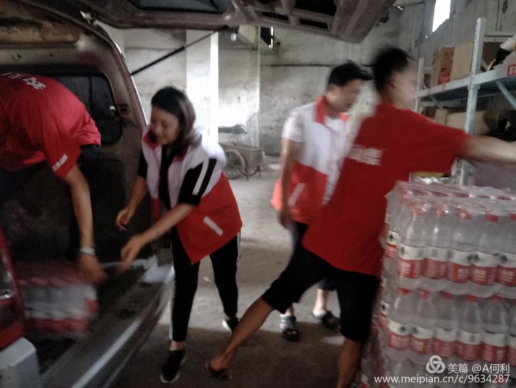 “洪水无情、人间有爱”石峰区红十字会志愿者随时候命做后勤