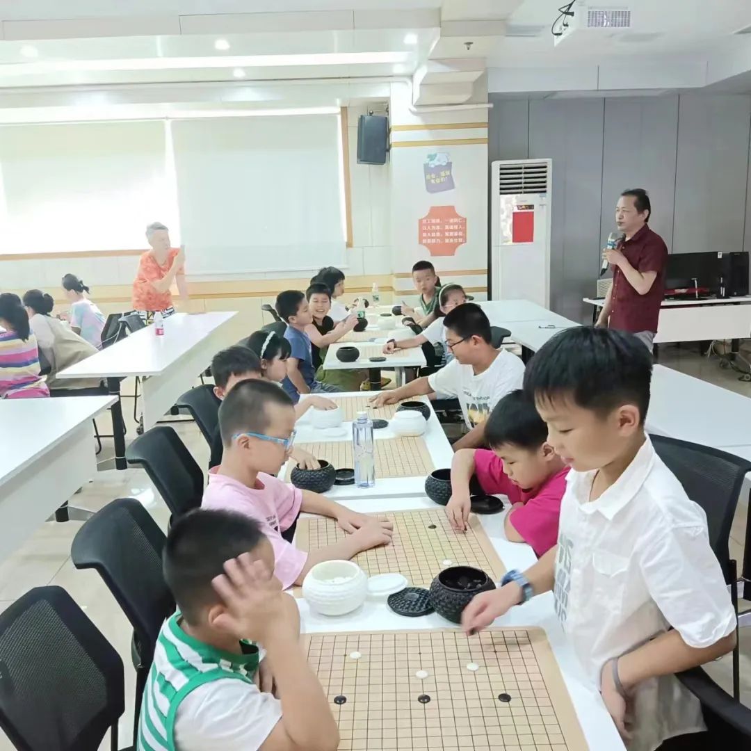 尺寸纹枰·乐在棋中 ——“2023助力青少年成长计划暑假公益成长营——围棋课堂”开课啦！